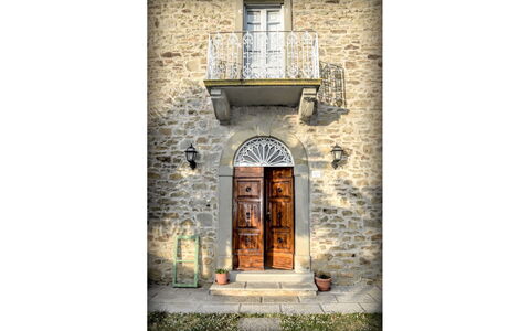 Villa Il Palazzo: Fenster, Holz, Rechteck, Kunst, Wand, Backstein, Fassade, Gebäude, Bogen, Steinwand