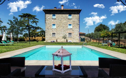 Villa Il Palazzo: Wasser, Himmel, Wolke, Pflanze, Eigentum, Gebäude, Schwimmbad, Azurblau, Baum, Beleuchtung