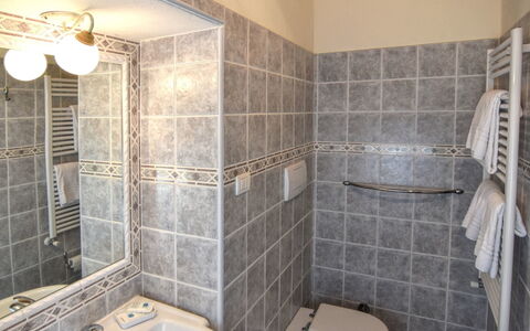 Villa Il Palazzo: Badezimmer, Zimmer, Fliese, Eigentum, Wand, Fussboden, Grundeigentum, Interior Design, Armatur, Marmor