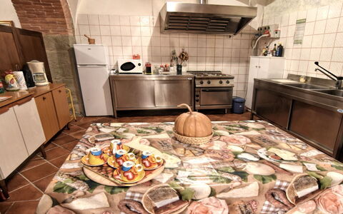 Villa Il Palazzo: Zimmer, Eigentum, Küche, Countertop, Interior Design, Möbel, Fussboden, Haus, Fliese, Mahlzeit