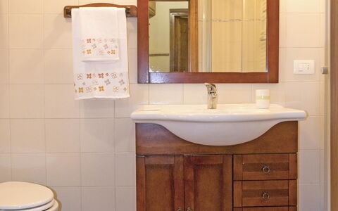 Casa Cristina: Badezimmer, Badezimmerschrank, Zimmer, Eigentum, Bad Zubehör, Fliese, Möbel, Toilette, Interior Design, Armatur