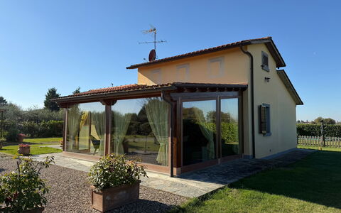 Villa Mira: Dach, Zuhause, Veranda, Outdoor Struktur, Hütte, Schatten, Gartenbauten, Garten, Garten, Bauernhaus
