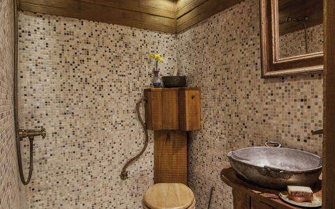 Karashka: Zimmer, Eigentum, Badezimmer, Toilette, Armatur, Haus, Die Architektur, Interior Design, Toilleten Sitz, Holzbeize