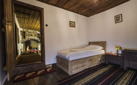 Karashka: Zimmer, Eigentum, Schlafzimmer, Möbel, Gebäude, Bett, Interior Design, Haus, Fussboden, Bettdecke