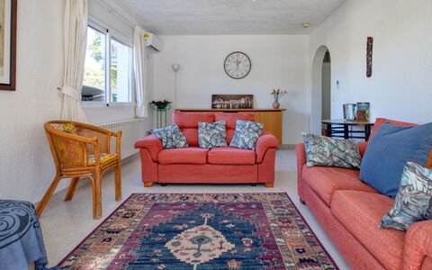 Bosque: Zimmer, Möbel, Eigentum, Wohnzimmer, Interior Design, Fussboden, Haus, Couch, Gelb, Grundeigentum