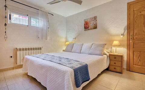 Bosque: Schlafzimmer, Bett, Möbel, Zimmer, Eigentum, Bettdecke, Matratze, Interior Design, Bettrahmen, Fussboden