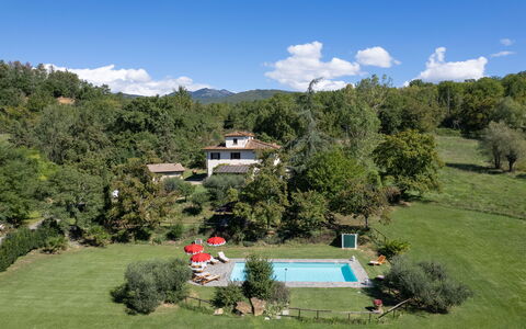 Villa Marina: Wolke, Pflanze, Himmel, Eigentum, Natürliche Landschaft, Grundstueck, Berg, Vegetation, Baum, Gras