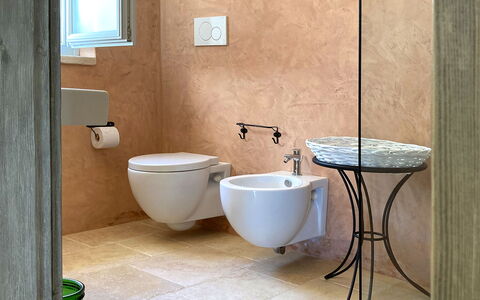 Trullo Oak: Braun, Armatur, Eigentum, Gebäude, Badezimmer, Toilleten Sitz, Bad Sink, Toilette, Lila, Zapfhahn