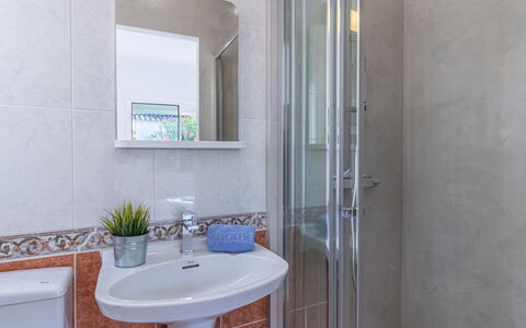 Montgri: Badezimmer, Eigentum, Zimmer, Fliese, Zapfhahn, Interior Design, Grundeigentum, Gebäude, Wand, Die Architektur
