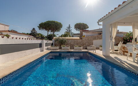 Montgri: Schwimmbad, Eigentum, Wasser, Gebäude, Haus, Grundeigentum, Zuhause, Urlaub, Resort, Estate