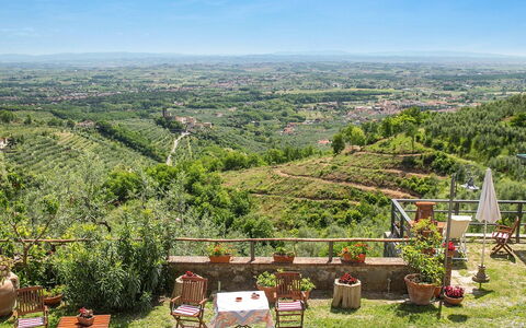 Podere Santa Lucia: Bergstation, Tourismus, Himmel, Berg, Hügel, Grundeigentum, Gras, Baum, Ländliches Gebiet, Landschaft