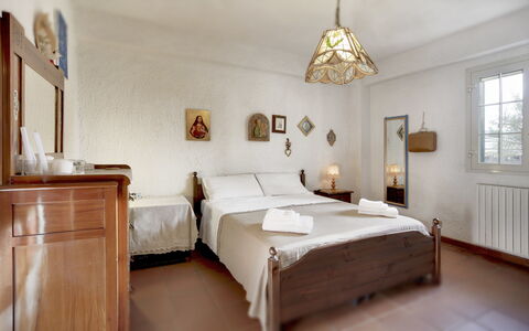 Villa Palma: Schlafzimmer, Möbel, Bett, Zimmer, Bettdecke, Eigentum, Interior Design, Bettrahmen, Fussboden, Bedding