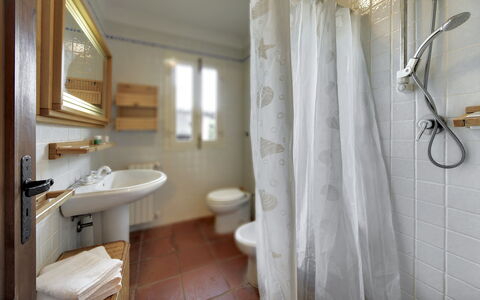 Villa Palma: Badezimmer, Zimmer, Eigentum, Vorhang, Interior Design, Fussboden, Wand, Gebäude, Fensterbehandlung, Armatur