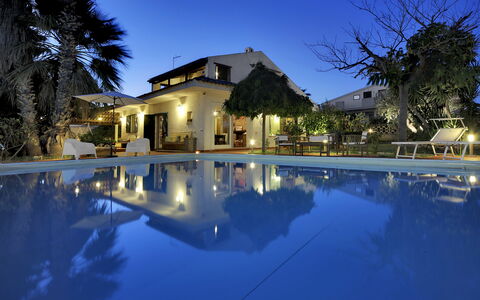Villa Palma: Schwimmbad, Eigentum, Zuhause, Haus, Estate, Grundeigentum, Beleuchtung, Gebäude, Resort, Himmel