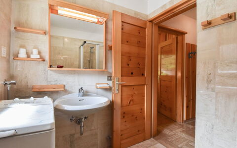 Canazei 540: Badezimmer, Zimmer, Eigentum, Badezimmerschrank, Interior Design, Gebäude, Möbel, Fliese, Grundeigentum, Bad Zubehör