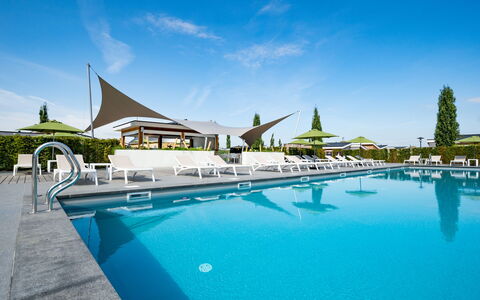 Green Resort Mooi Bemelen: Himmel, Wasser, Wolke, Eigentum, Schwimmbad, Gebäude, Azurblau, Blau, Gewässer, Strandresort