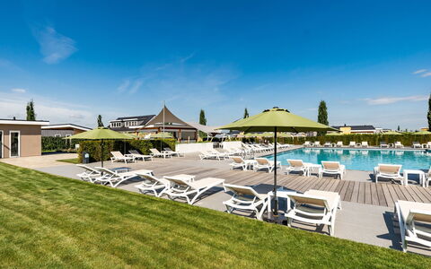 Green Resort Mooi Bemelen: Himmel, Wolke, Schatten, Urban Design, Landschaft, Freizeit, Gartenmöbel, Schwimmbad