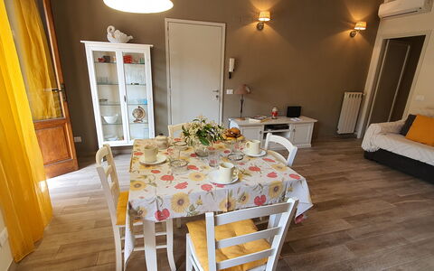 Musetta: Tabelle, Möbel, Essen, Holz, Stuhl, Couch, Beleuchtung, Orange, Interior Design, Dekoration