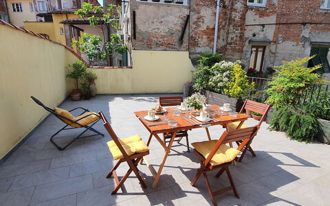 Musetta: Pflanze, Gebäude, Eigentum, Möbel, Tabelle, Fenster, Tisch Im Freien, Stuhl, Gartenmöbel, Schatten