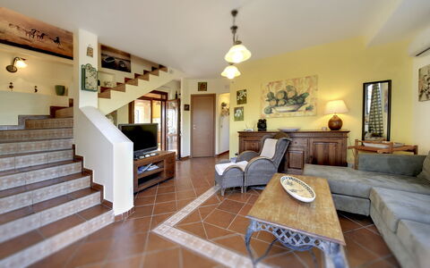 Villa Dell'ulivo: Eigentum, Zimmer, Gebäude, Möbel, Interior Design, Wohnzimmer, Fussboden, Haus, Grundeigentum, Holzboden