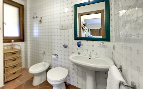 Villa Dell'ulivo: Badezimmer, Zimmer, Eigentum, Interior Design, Wand, Zapfhahn, Gebäude, Badezimmerschrank, Haus, Grundeigentum