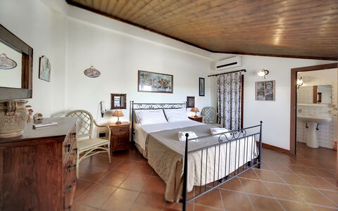 Villa Dell'ulivo: Eigentum, Zimmer, Möbel, Gebäude, Interior Design, Decke, Haus, Grundeigentum, Fussboden, Schlafzimmer