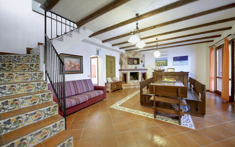 Villa Dell'ulivo: Zimmer, Gebäude, Eigentum, Interior Design, Decke, Wohnzimmer, Fussboden, Möbel, Dachgeschoss, Grundeigentum
