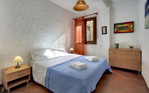 Villa Dell'ulivo: Schlafzimmer, Bett, Möbel, Zimmer, Bettdecke, Eigentum, Bettrahmen, Bedding, Wand, Interior Design