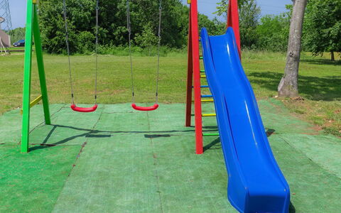 Mirjana: Himmel, Pflanze, Baum, Erholung Im Freien, Spielplatz, Rutsche, Gras, Öffentlicher Raum, Gehölz, Freizeit
