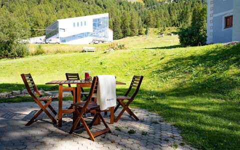 Chesa Cresta: Pflanze, Baum, Gartenmöbel, Natürliche Landschaft, Stuhl, Grundstueck, Holz, Fenster, Schatten, Freizeit
