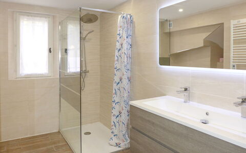 Chopin: Spiegel, Zapfhahn, Armatur, Sinken, Bad Sink, Gebäude, Holz, Badezimmer, Interior Design