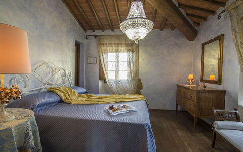 Villa Del Monte: Zimmer, Möbel, Schlafzimmer, Bett, Eigentum, Interior Design, Gebäude, Bettdecke, Decke, Wand