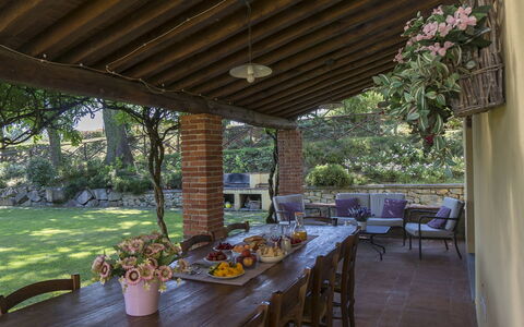 Villa Del Monte: Eigentum, Gebäude, Grundeigentum, Haus, Zimmer, Terrasse, Zuhause, Veranda, Möbel, Interior Design