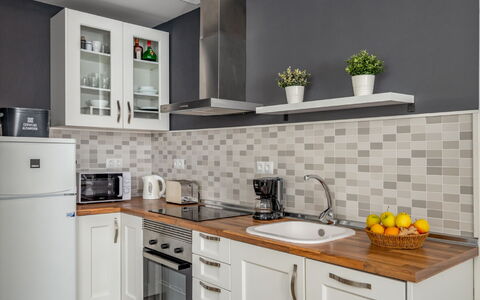 Duquesa de España: Cabinetry, Countertop, Eigentum, Sinken, Weiss, Pflanze, Herd, Gebäude, Küche, Interior Design