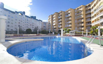 Calpe Calp 881: Wasser, Gebäude, Himmel, Daytime, Eigentum, Fenster, Azurblau, Schwimmbad, Wolke, Pflanze