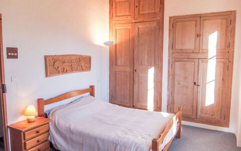 Mas Troumpill: Schlafzimmer, Bett, Möbel, Zimmer, Bettdecke, Eigentum, Bettrahmen, Matratze, Interior Design, Bedding