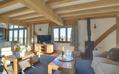 Stone Farm 800.1: Tabelle, Möbel, Eigentum, Couch, Holz, Interior Design, Schatten, Fenster, Wohnzimmer, Fussboden