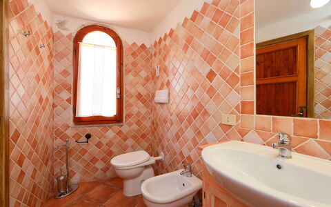 Isola Rossa 700: Badezimmer, Zimmer, Eigentum, Wand, Fliese, Interior Design, Fussboden, Grundeigentum, Gebäude, Haus