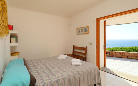 Matì: Schlafzimmer, Möbel, Bett, Zimmer, Eigentum, Bettdecke, Interior Design, Bettrahmen, Gebäude, Bedding