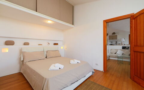 Audarya (Vgm610): Schlafzimmer, Zimmer, Bett, Möbel, Eigentum, Bettdecke, Interior Design, Bedding, Gebäude, Fussboden
