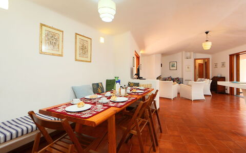 Terre Rare: Zimmer, Eigentum, Esszimmer, Möbel, Fussboden, Gebäude, Tabelle, Interior Design, Decke, Grundeigentum