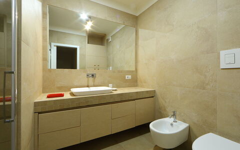 Canayli: Badezimmer, Zimmer, Eigentum, Armatur, Sinken, Interior Design, Bad Sink, Zapfhahn, Wand, Fliese