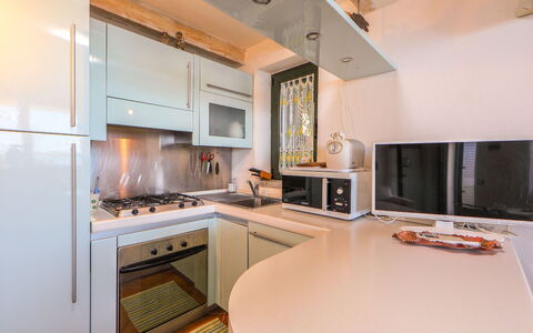 Cannigione 700: Cabinetry, Countertop, Eigentum, Küchengerät, Herd, Haushaltsgerät, Holz, Küche, Interior Design, Holzbeize