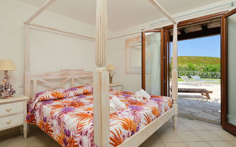 Iris: Bett, Schlafzimmer, Möbel, Zimmer, Eigentum, Himmelbett, Four-Poster, Bettrahmen, Interior Design, Bettdecke