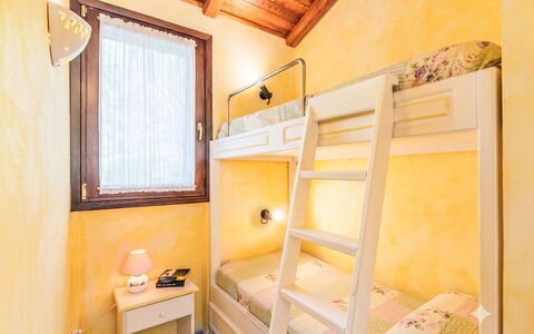 Dalila: Schlafzimmer, Bett, Interior Design, Zuhause, Möbel, Bettrahmen, Decke, Bedding, Bettdecke, Hotel