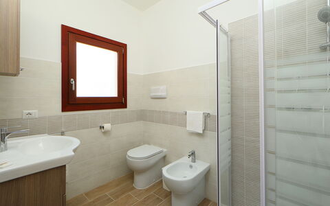 Panorama 2: Badezimmer, Zimmer, Eigentum, Interior Design, Fliese, Grundeigentum, Die Architektur, Fussboden, Bad Zubehör, Gebäude