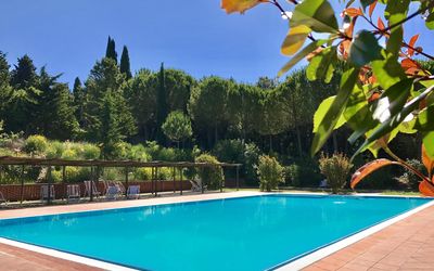 Il Chiantico: Schwimmbad, Eigentum, Freizeit, Urlaub, Wasser, Azurblau, Grundeigentum, Resort, Villa, Haus