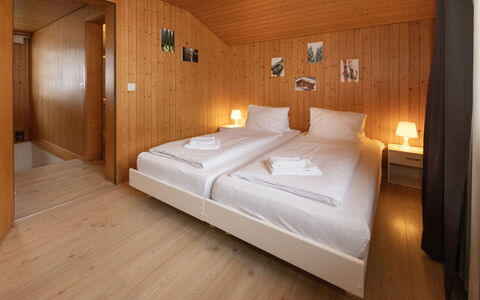 Chalet Reinhysi: Schlafzimmer, Holz, Bett, Fussboden, Interior Design, Flooring, Bettdecke, Decke, Möbel, Zimmer