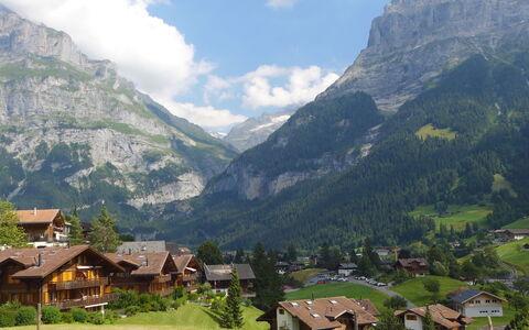 Chalet Reinhysi: Wolke, Berg, Himmel, Pflanze, Gebäude, Natürliche Landschaft, Natur, Hochland, Baum, Haus