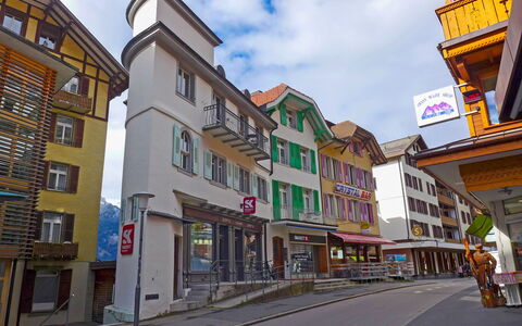 Wengen 66: Gebäude, Wolke, Fenster, Himmel, Rad, Infrastruktur, Strassenbelag, Haus, Urban Design